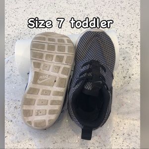 Nike sneaks size 7 toddler